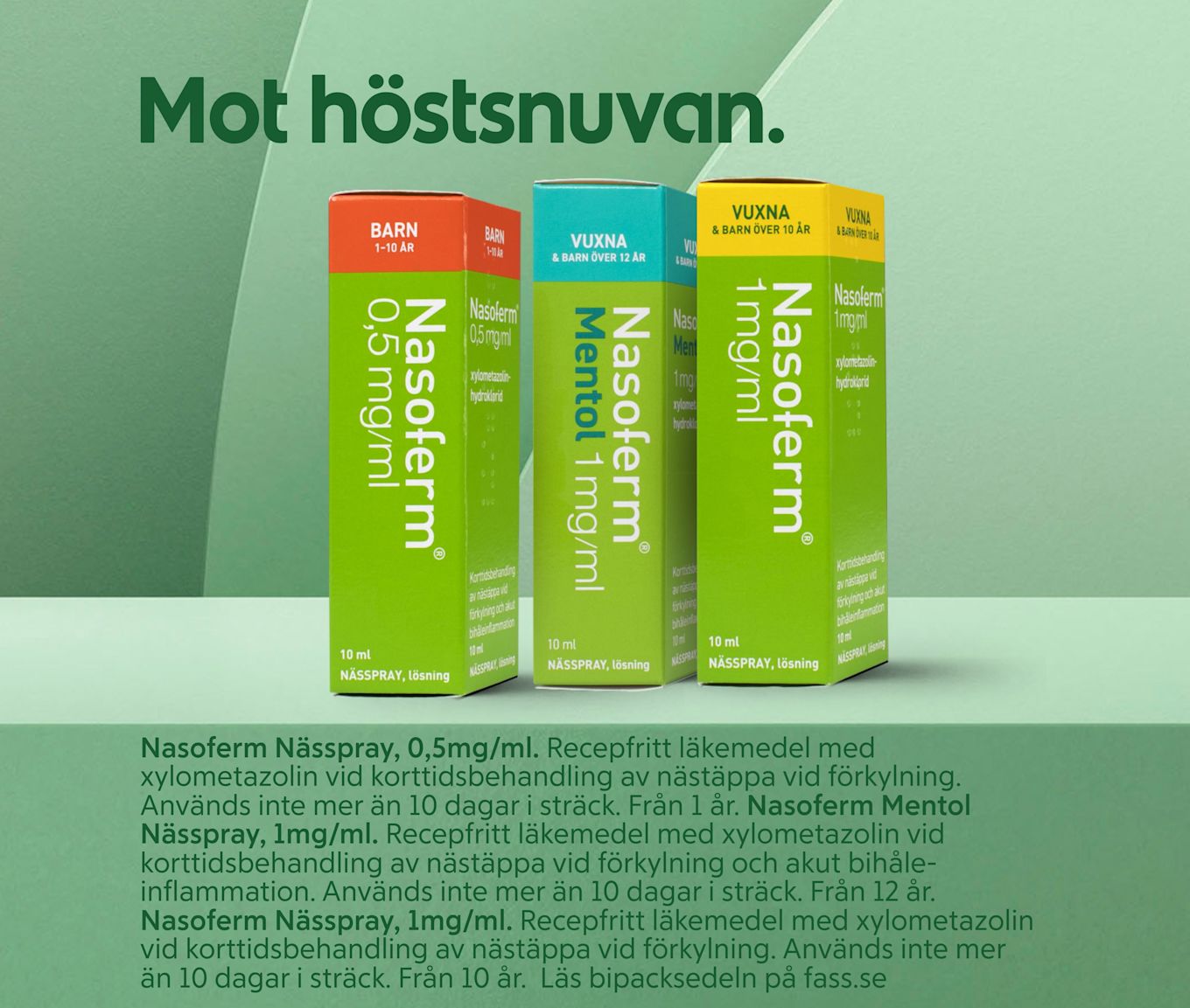Tre olika Nasoferm nässprayförpackningar i grönt, orange, blått och gult för barn och vuxna mot höstsnuvan på en grön bakgrund.
