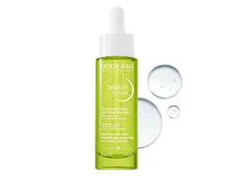 Bioderma Sébium Serum mot en vit bakgrund.