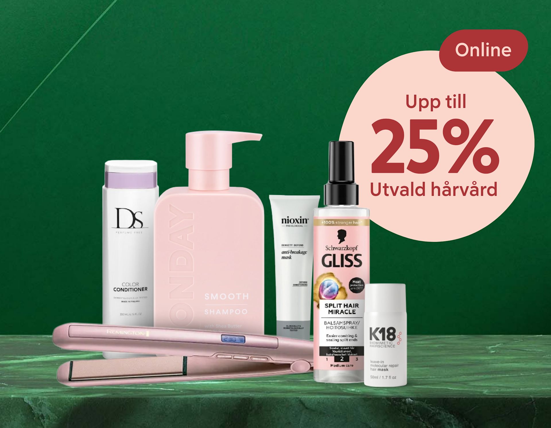 Flera hårvårdsprodukter och en rosa plattång visas på en grön marmorbänk med en rund skylt som erbjuder upp till 25% rabatt på utvald hårvård online.