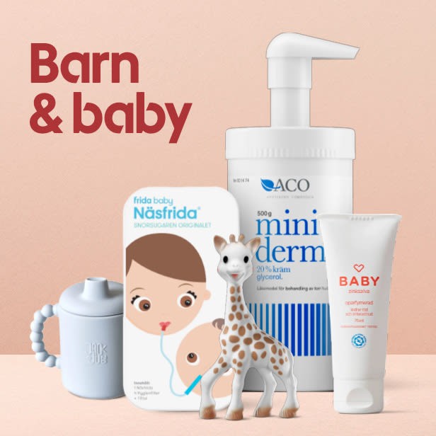 Fyra barnprodukter inklusive en blå nappflaska, en nässug från Frida Baby, en ACO Mini Derm kräm och en Baby zinksalva med en giraffleksak framför på beige bakgrund.