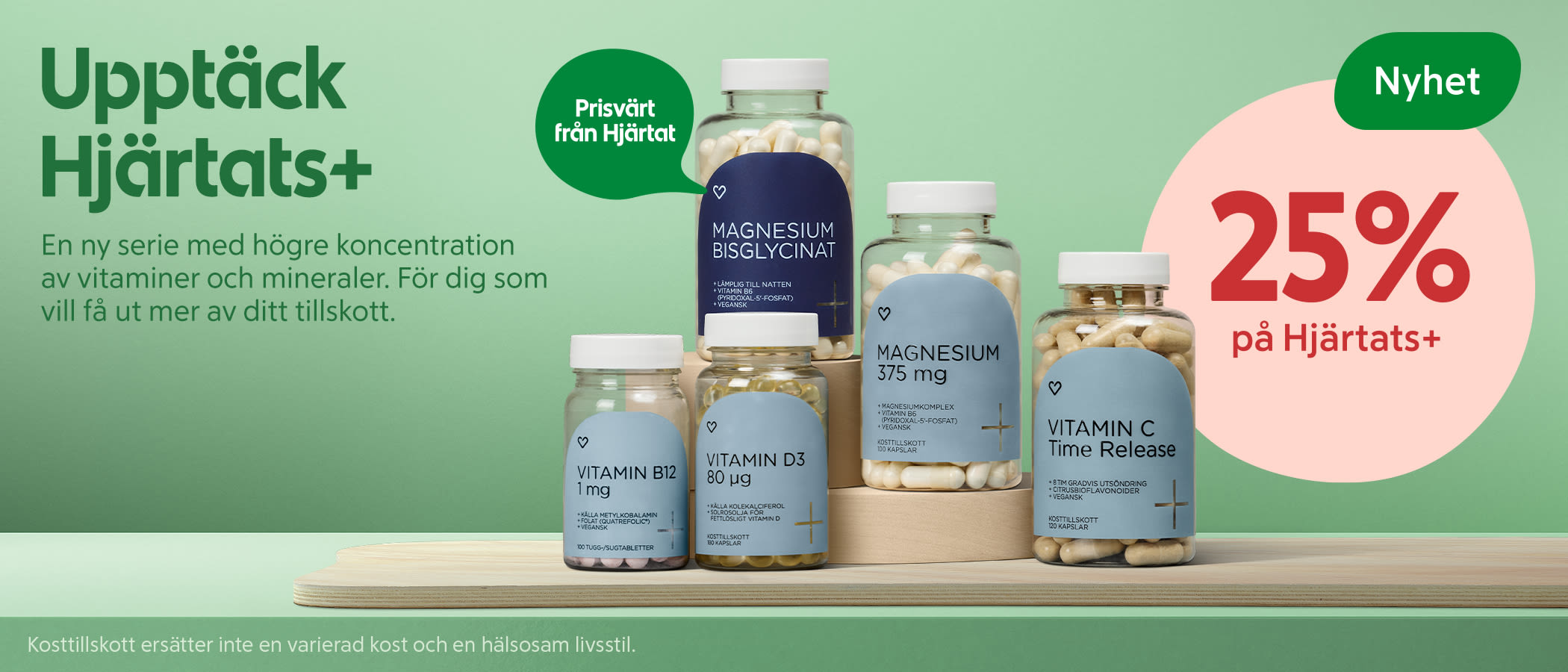 Flera flaskor med vitaminer och mineraler från Hjärtats+ placerade på en träyta med text om högre koncentration och 25% rabatt på grön bakgrund.