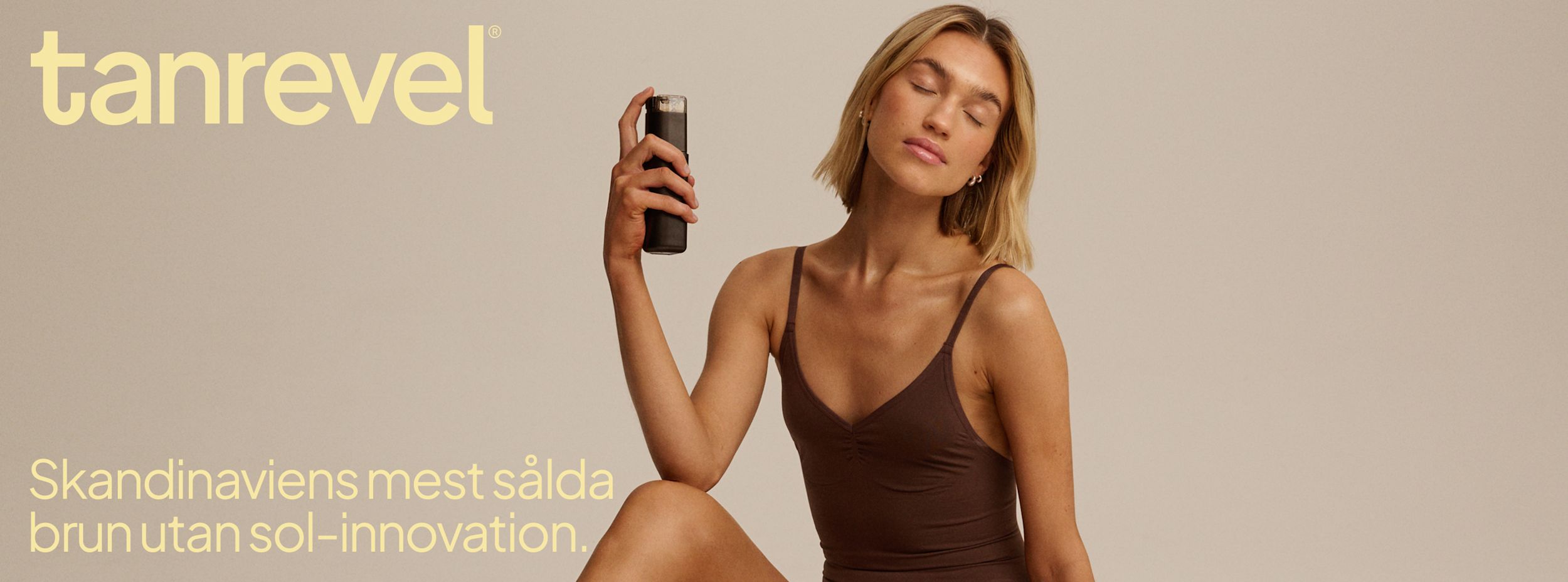 Kvinna med stängda ögon sprayar ansiktet med brun utan sol-produkt, text: "tanrevel" och "Skandinaviens mest sålda brun utan sol-innovation."