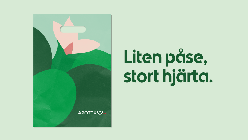 En färgglad plastpåse från Apotek Hjärtat och texten liten påse, stort hjärta.