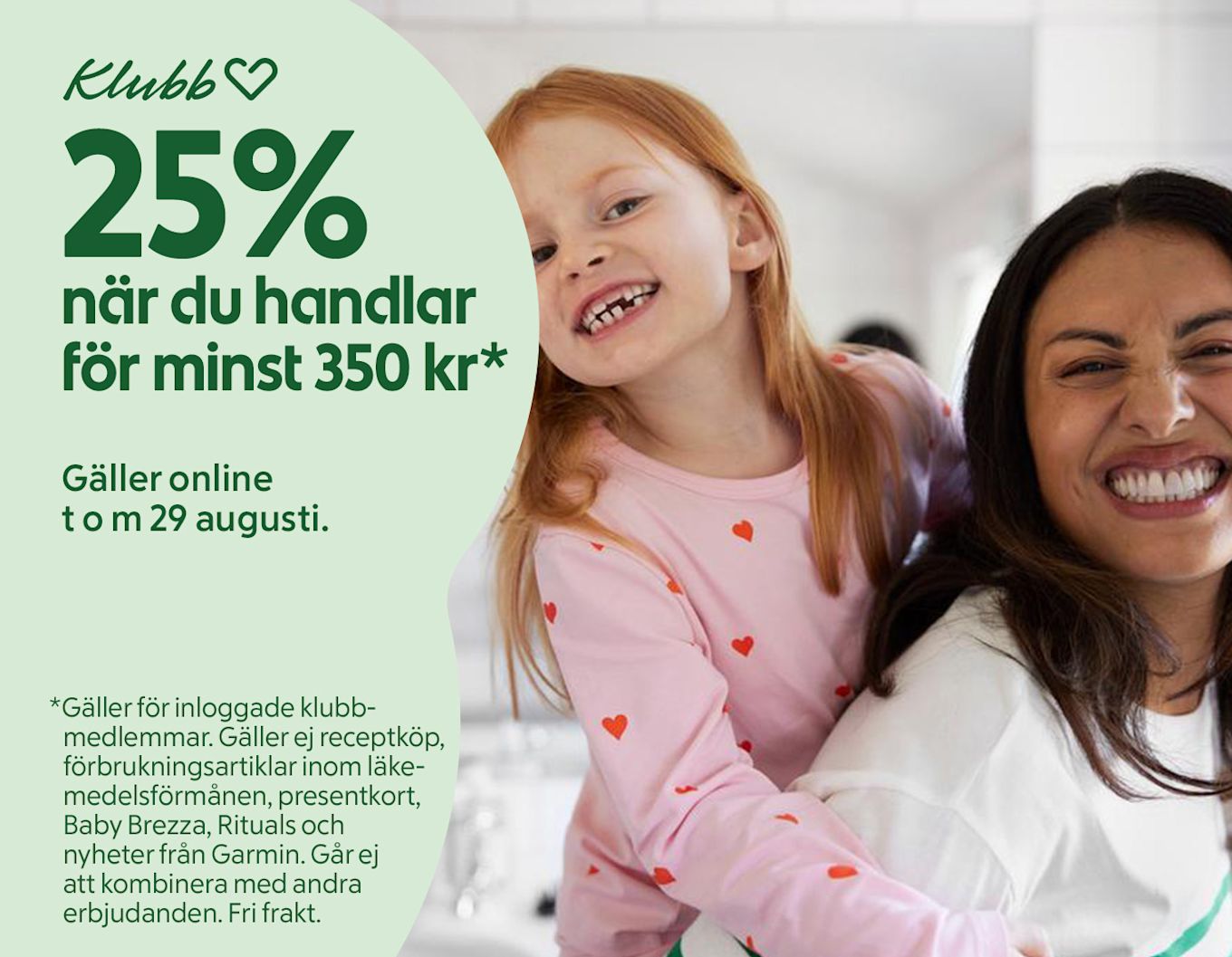 Glad flicka i rosa tröja med röda hjärtan kramar leende kvinna i vit tröja i ett ljust hem. 25% när du handlar för minst 350kr*.