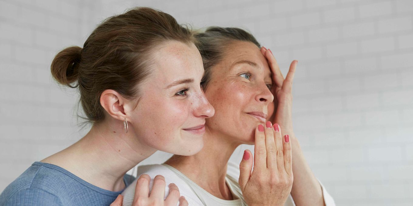 Dotter håller om mamma i badrum.