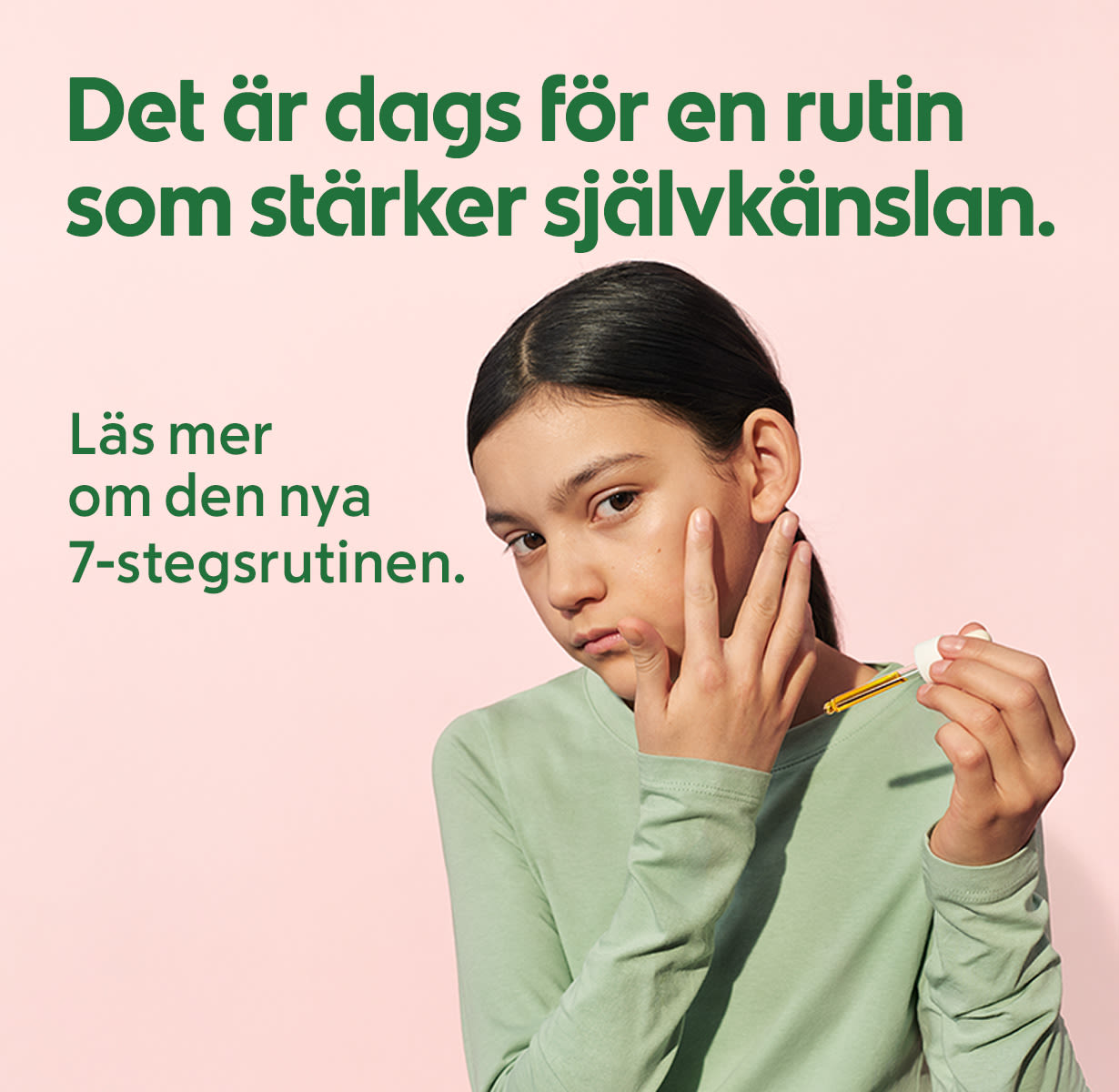 Ung kvinna applicerar serum på ansiktet med pipett mot en ljusrosa bakgrund med text om en ny 7-stegs hudvårdsrutin.