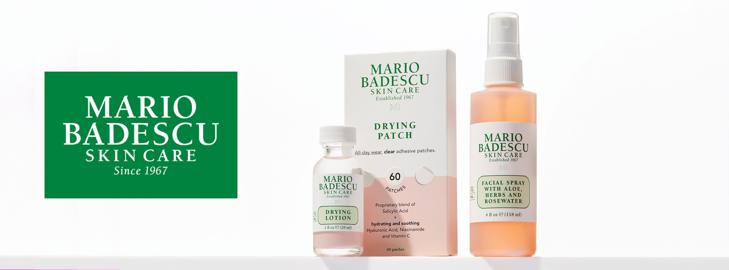 Tre Mario Badescu hudvårdsprodukter står uppradade: Drying Lotion, Drying Patch och Facial Spray with Aloe, Herbs and Rosewater, med logotyp till vänster.