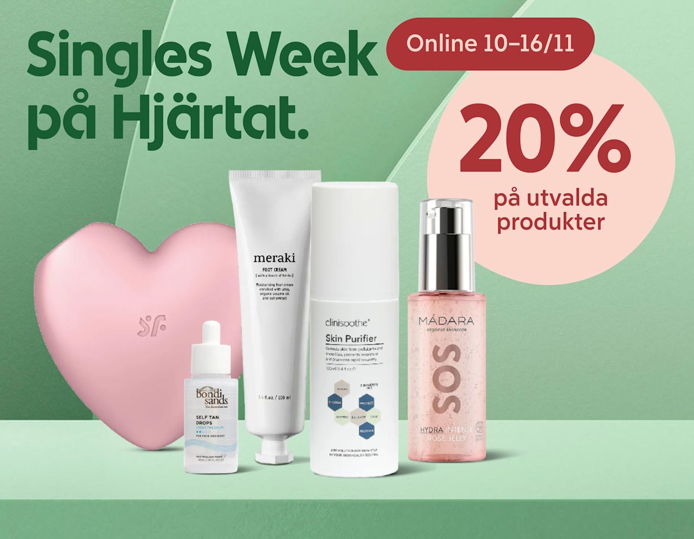 Olika hudvårdsprodukter står på en grön hylla bredvid en rosa hjärtformad objekt med text om Singles Week och 20% rabatt på utvalda produkter online 10–16 november.