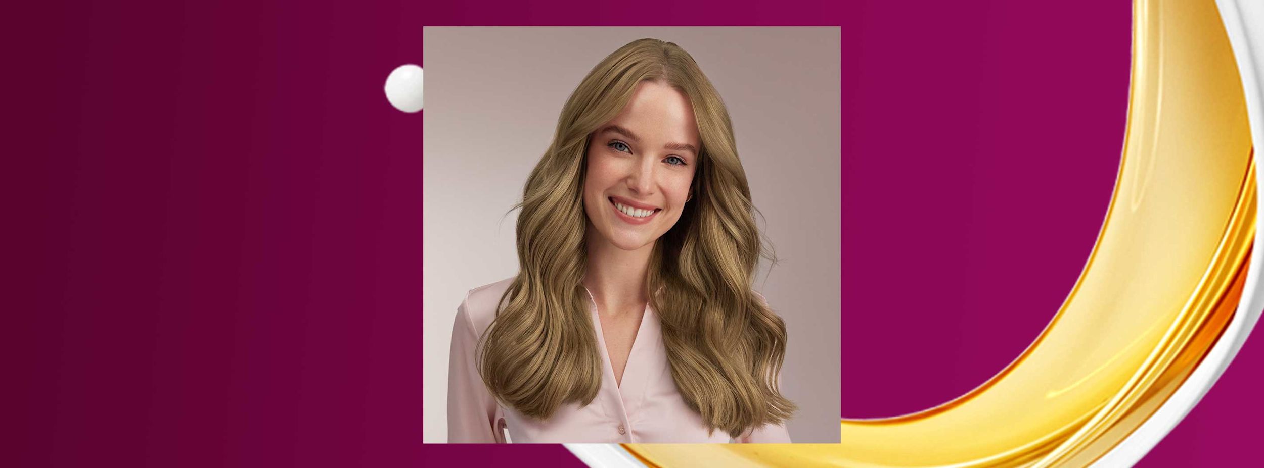 Leende kvinna med långt, vågigt blont hår bär en ljusrosa skjorta mot en neutral bakgrund och lila dekorativ ram.