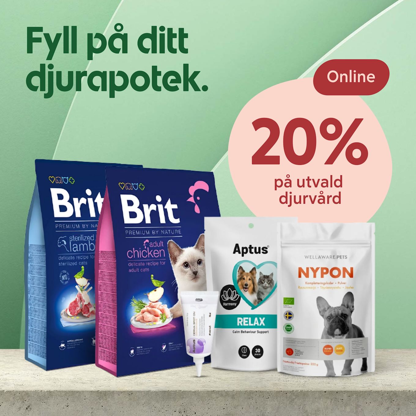 Två påsar Brit kattmat och tre olika djurvårdsprodukter står på ett bord mot en grön bakgrund med texten "Fyll på ditt djurapotek" och erbjudandet "20% på utvald djurvård online".