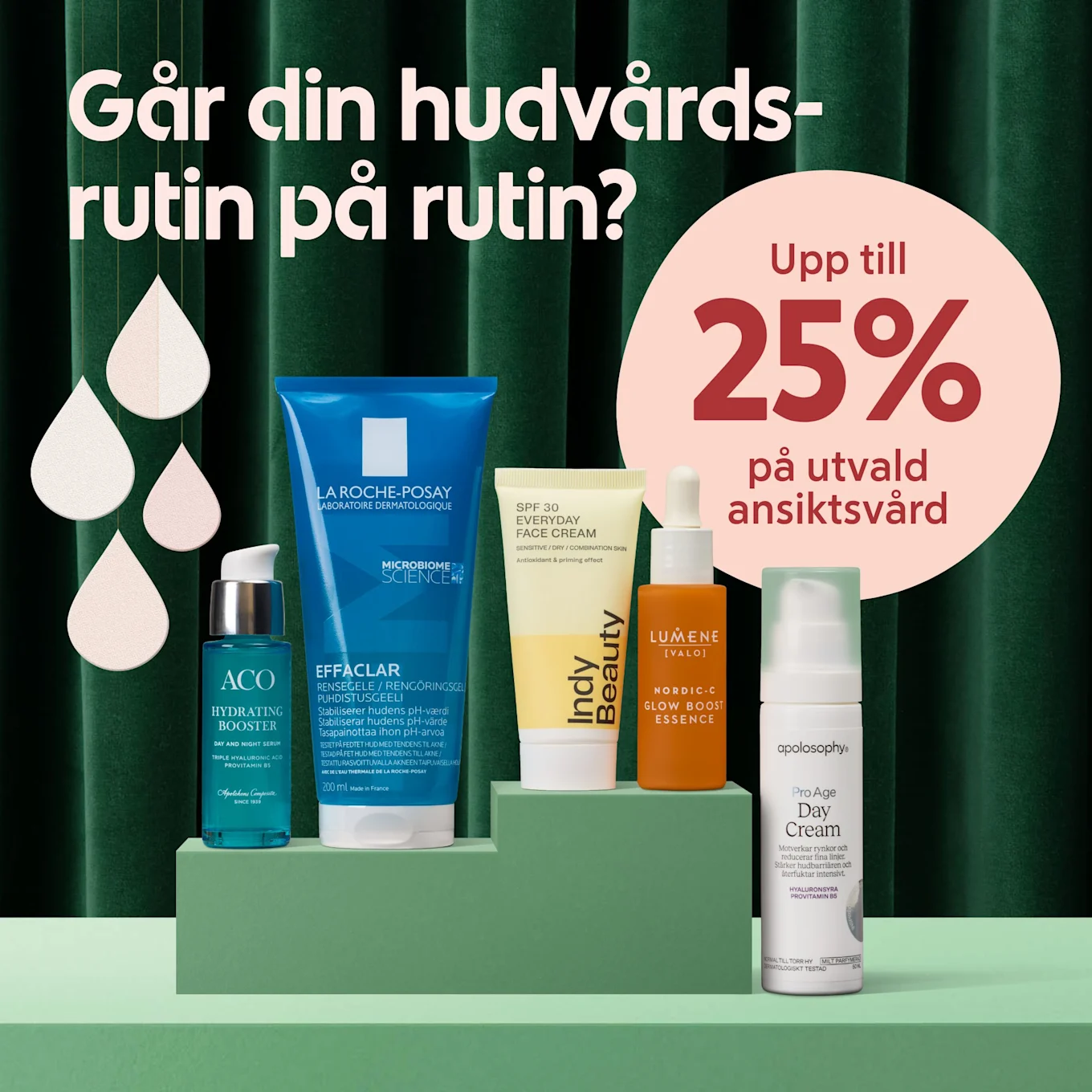 Fem hudvårdsprodukter står på en grön piedestal framför mörkgrön sammetsgardin med text om upp till 25% rabatt på ansiktsvård.