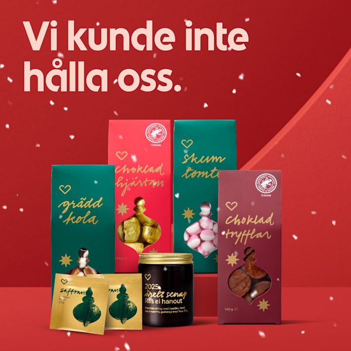 Flera förpackningar med julgodis och senap står på rött underlag med röd bakgrund och texten "Vi kunde inte hålla oss." snö faller lätt.