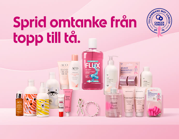 Flera hudvårdsprodukter och förpackningar i olika storlekar och färger står på en rosa yta med texten "Sprid omtanke från topp till tå" och Cancerfondens logotyp i bakgrunden.