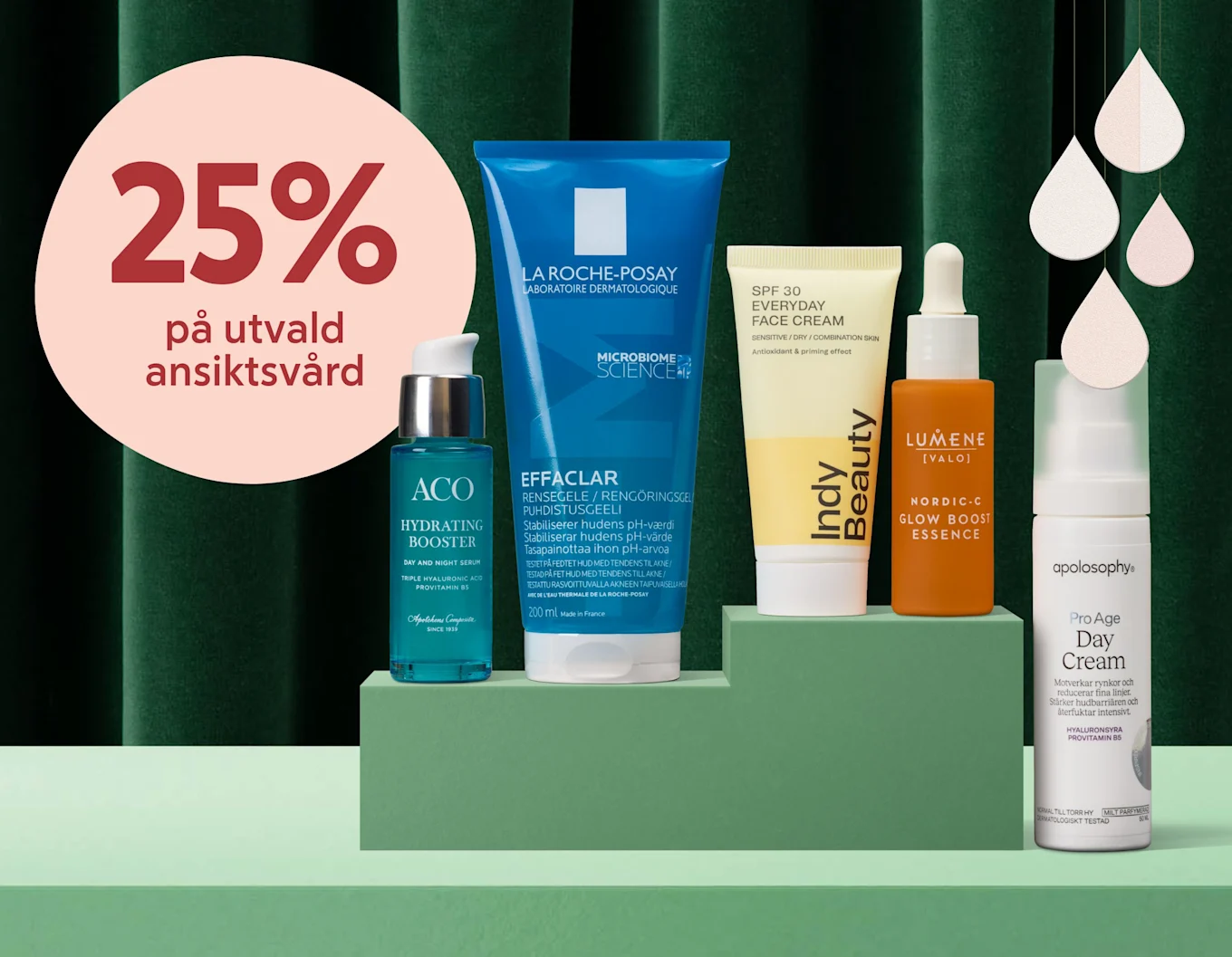 Fem olika ansiktsvårdsprodukter står på gröna podium med mörkgrön sammet i bakgrunden och texten "25% på utvald ansiktsvård" i en rosa cirkel.