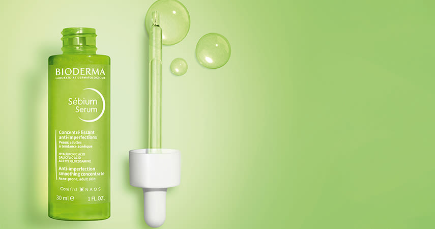 Produkten Bioderma Sébium Serum mot en grön bakgrund.