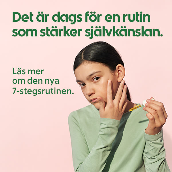 Ung tjej med grön tröja applicerar ansiktsolja på kinden mot ljusrosa bakgrund med text om att stärka självförtroendet och en 7-stegs rutin.