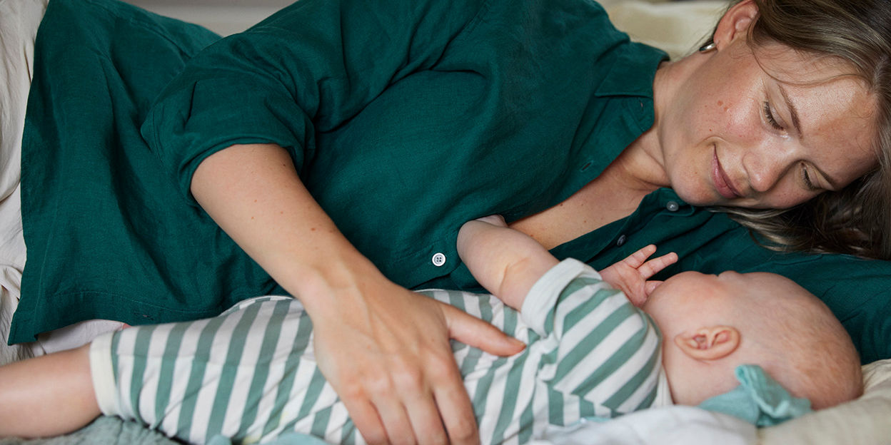 Mamma och bebis i sängen. 