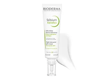 Bioderma Sébium Kerato+ mot en vit bakgrund.