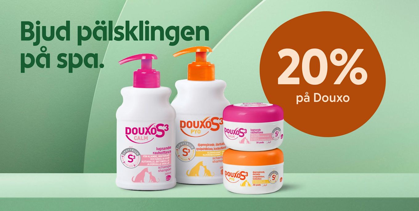 Fyra Douxo S3 djurvårdsprodukter med pump och burkar står på en grön hylla med texten "Bjud pälslingen på spa" och en cirkel med "20% på Douxo".